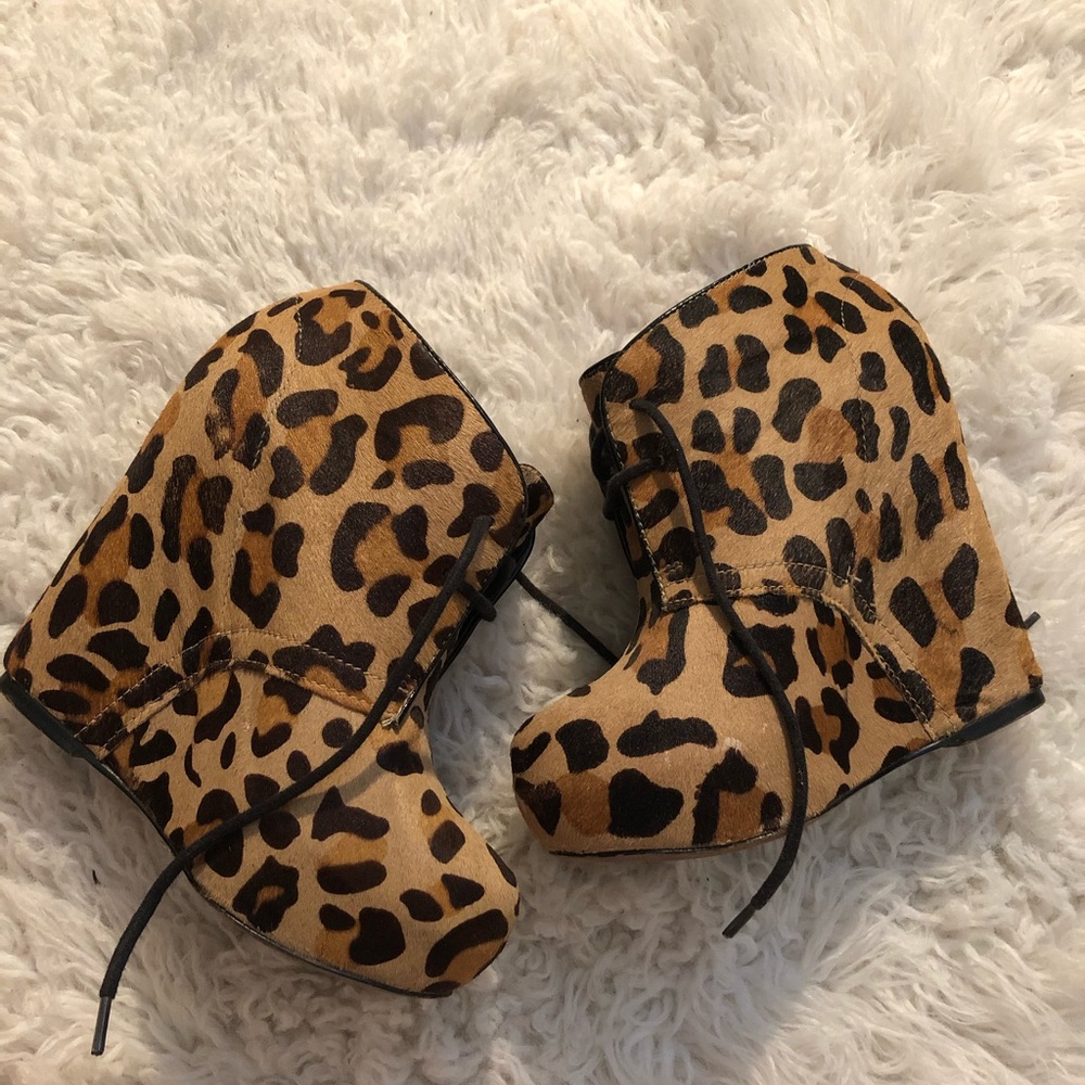 STEVE MADDEN WOMENS CHEETAH WEDGES SIZE 6